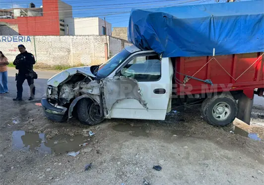 Dos menores heridos al colisionar contra poste Dos menores heridos al colisionar contra poste