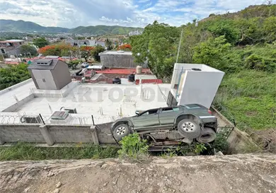 Se precipita en barranco y queda atrapado en vehículo Se precipita en barranco y queda atrapado en vehículo