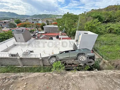 Se precipita en barranco y queda atrapado en vehículo Se precipita en barranco y queda atrapado en vehículo