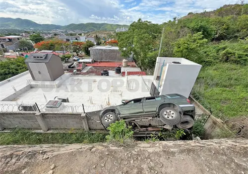 Se precipita en barranco y queda atrapado en vehículo Se precipita en barranco y queda atrapado en vehículo