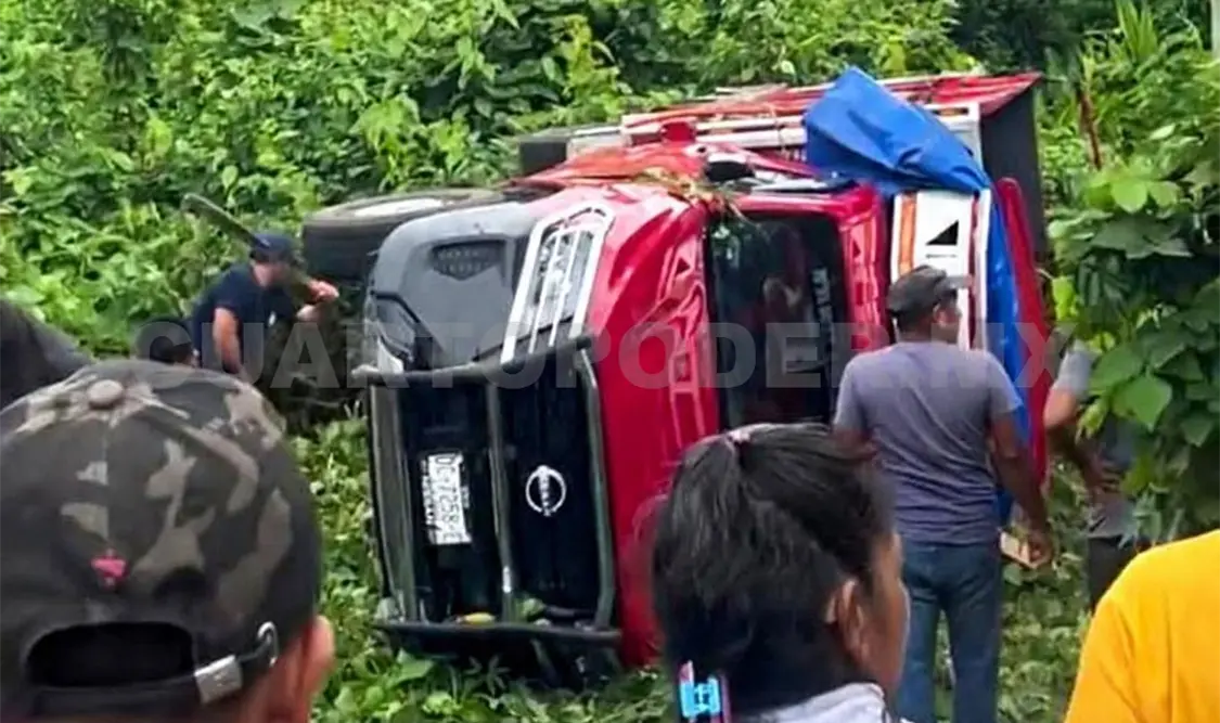 La pick up se encontraba fuera de la carretera luego de que supuestamente tuviera una falla mecánica. Cortesía