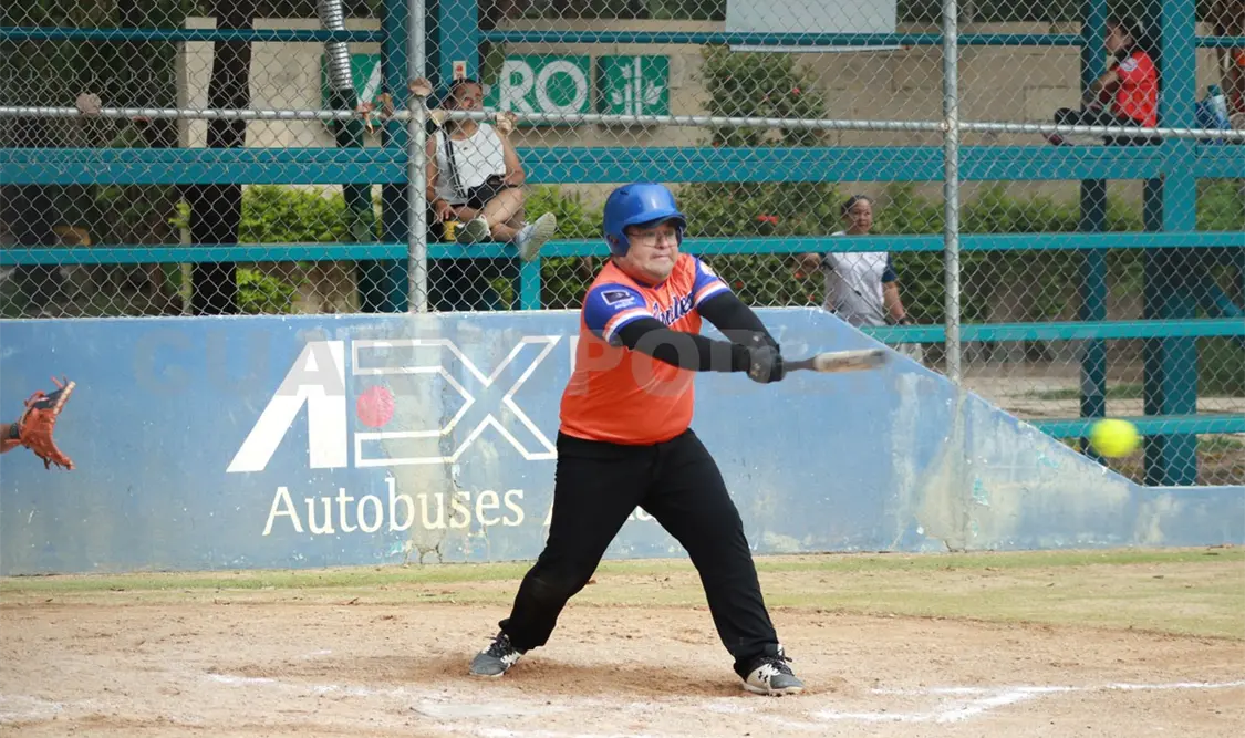 Aficionados disfrutaron un emocionante duelo de Softbol Municipal que mantuvo la expectativa hasta los últimos “outs” del compromiso. Samuel Meneses/CP
