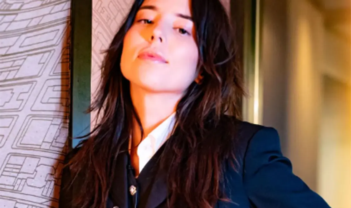 Majo Aguilar controla el balón