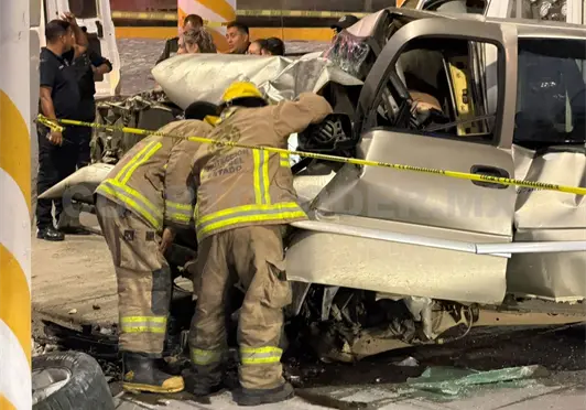 Dormita al volante y se estampa en paredón Dormita al volante y se estampa en paredón