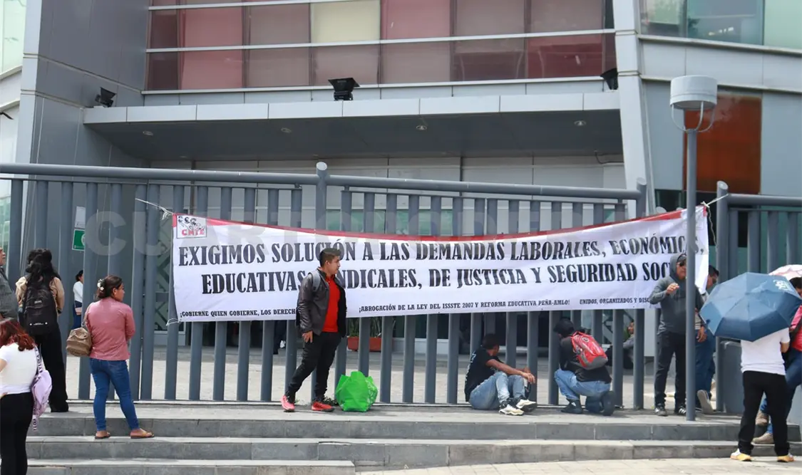 Bloquearon el libramiento Norte porque tomaron Torre Chiapas y otros edificios de Educación. Samuel Meneses / CP