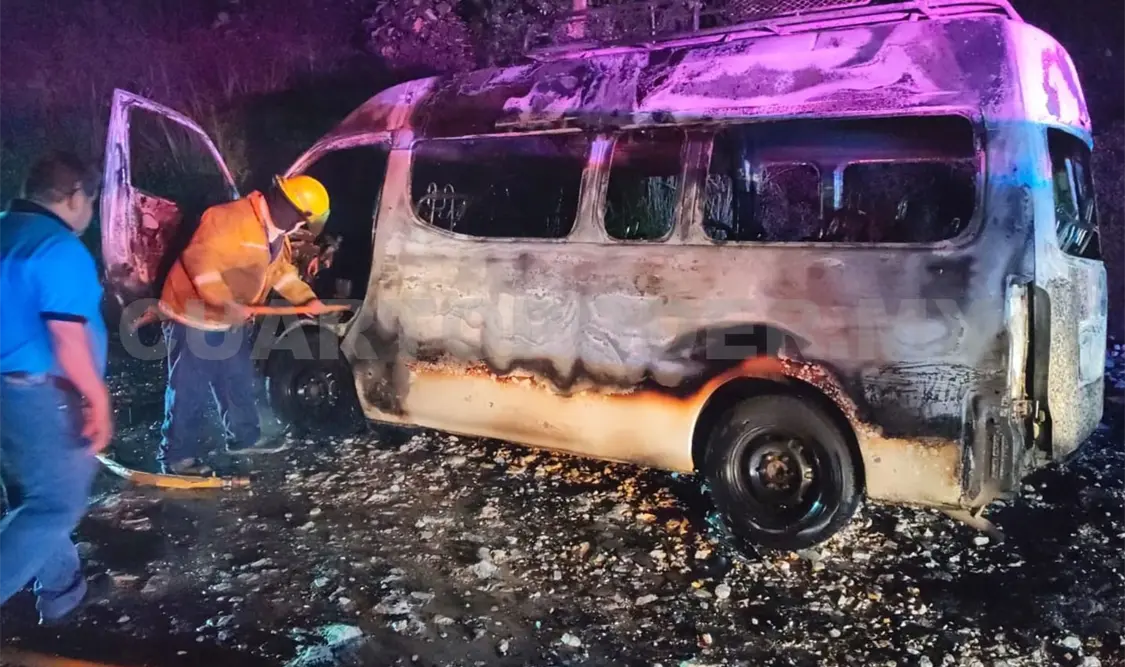 Protección Civil combatió el incendio con apoyo de una pipa. Genaro Sánchez / CP