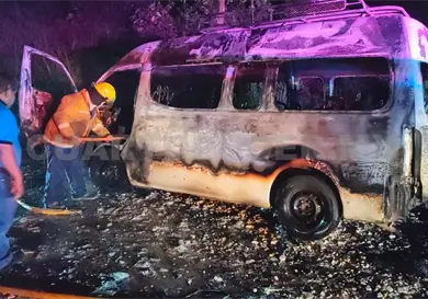 Incendio consume Urvan en carretera; no hay heridos Incendio consume Urvan en carretera; no hay heridos