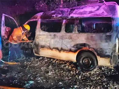 Incendio consume Urvan en carretera; no hay heridos Incendio consume Urvan en carretera; no hay heridos