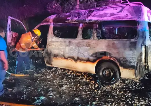 Incendio consume Urvan en carretera; no hay heridos Incendio consume Urvan en carretera; no hay heridos