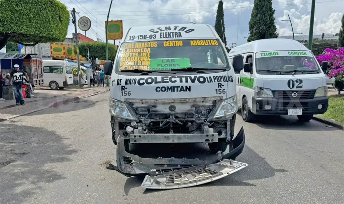 A la combi se le desprendió la fascia delantera. Juan Orel / CP