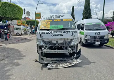 Taxi y colectivo provocan caos vial Taxi y colectivo provocan caos vial