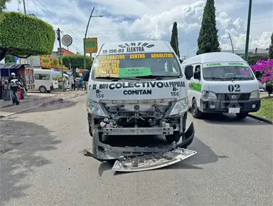 Taxi y colectivo provocan caos vial Taxi y colectivo provocan caos vial