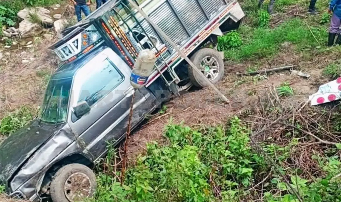 Lugareños colaboraron en las labores para rescatar la camioneta que cayó a lo profundo de un barranco. Cortesía