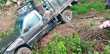 Camioneta se precipita a barranco de 10 metros Camioneta se precipita a barranco de 10 metros