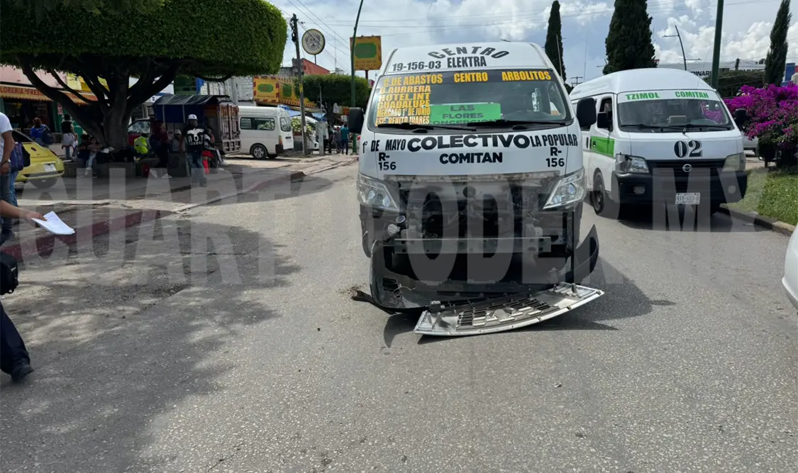 Taxi y colectivo provocan caos vial