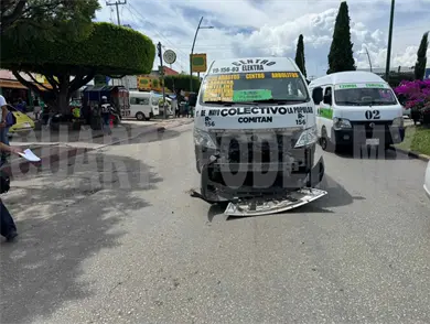 Taxi y colectivo provocan caos vial