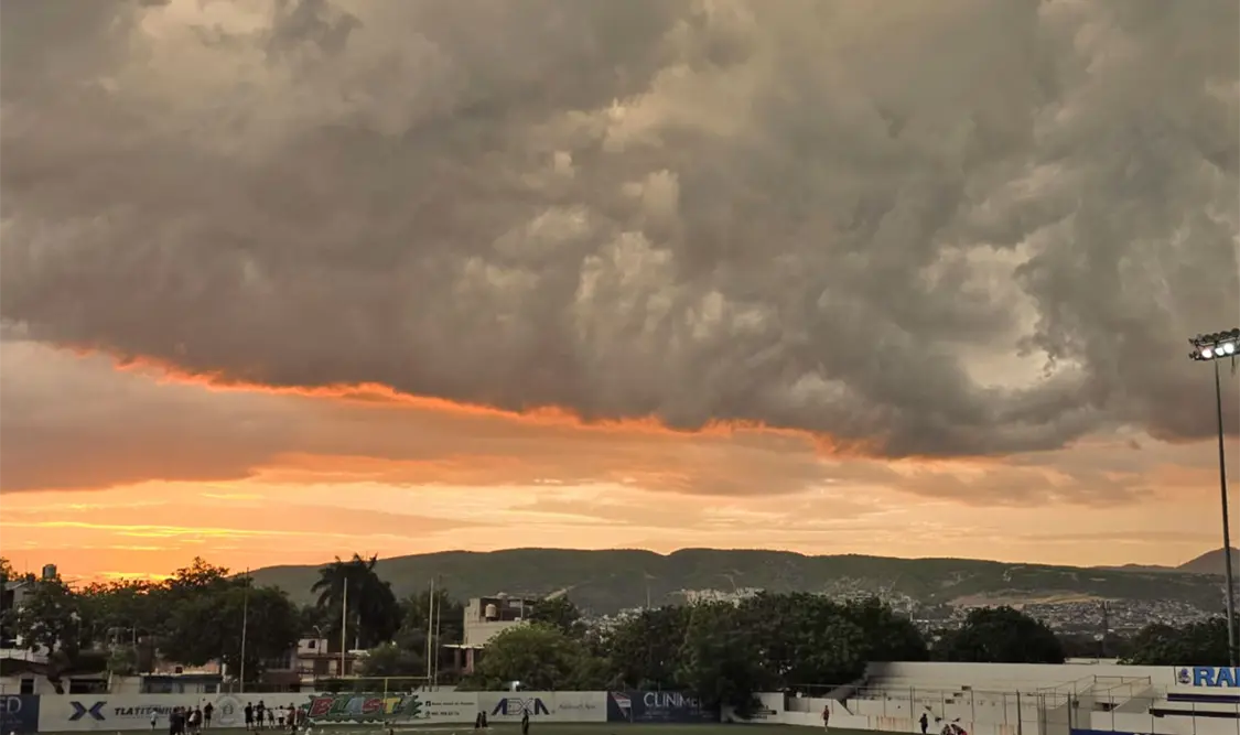 La presencia extraordinaria de rayos o su principio de fenómeno, se originan a partir de nubes de gran desarrollo vertical. CP
