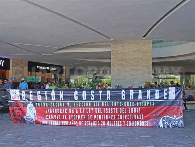 Magisterio bloquea plazas comerciales Magisterio bloquea plazas comerciales