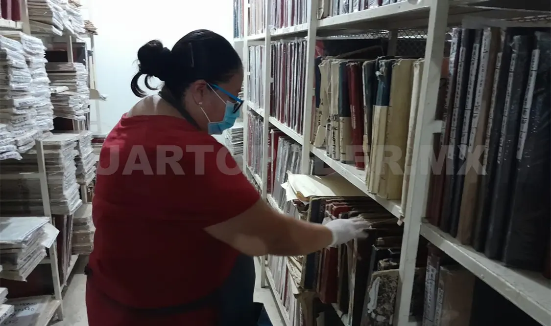 Es un trabajo exhaustivo en el que se valora el estado de los documentos históricos para su posterior restauración. CP