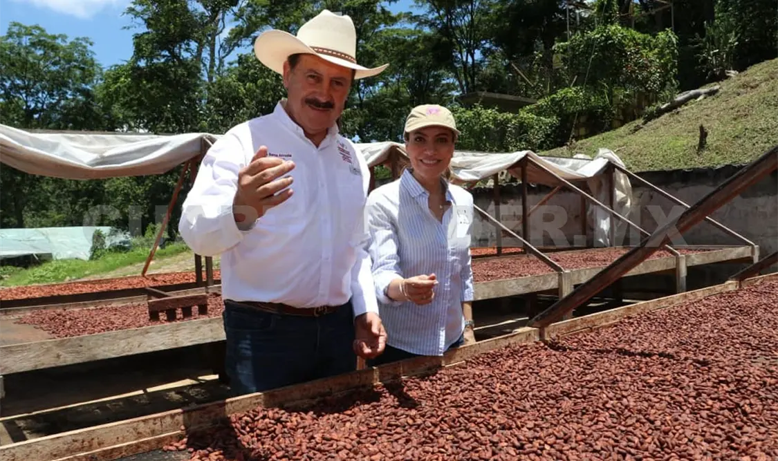 El titular de la Secam, Marco Antonio Barba Arrocha, recorrió esta finca acompañado de su esposa, Verónica Morales. CP