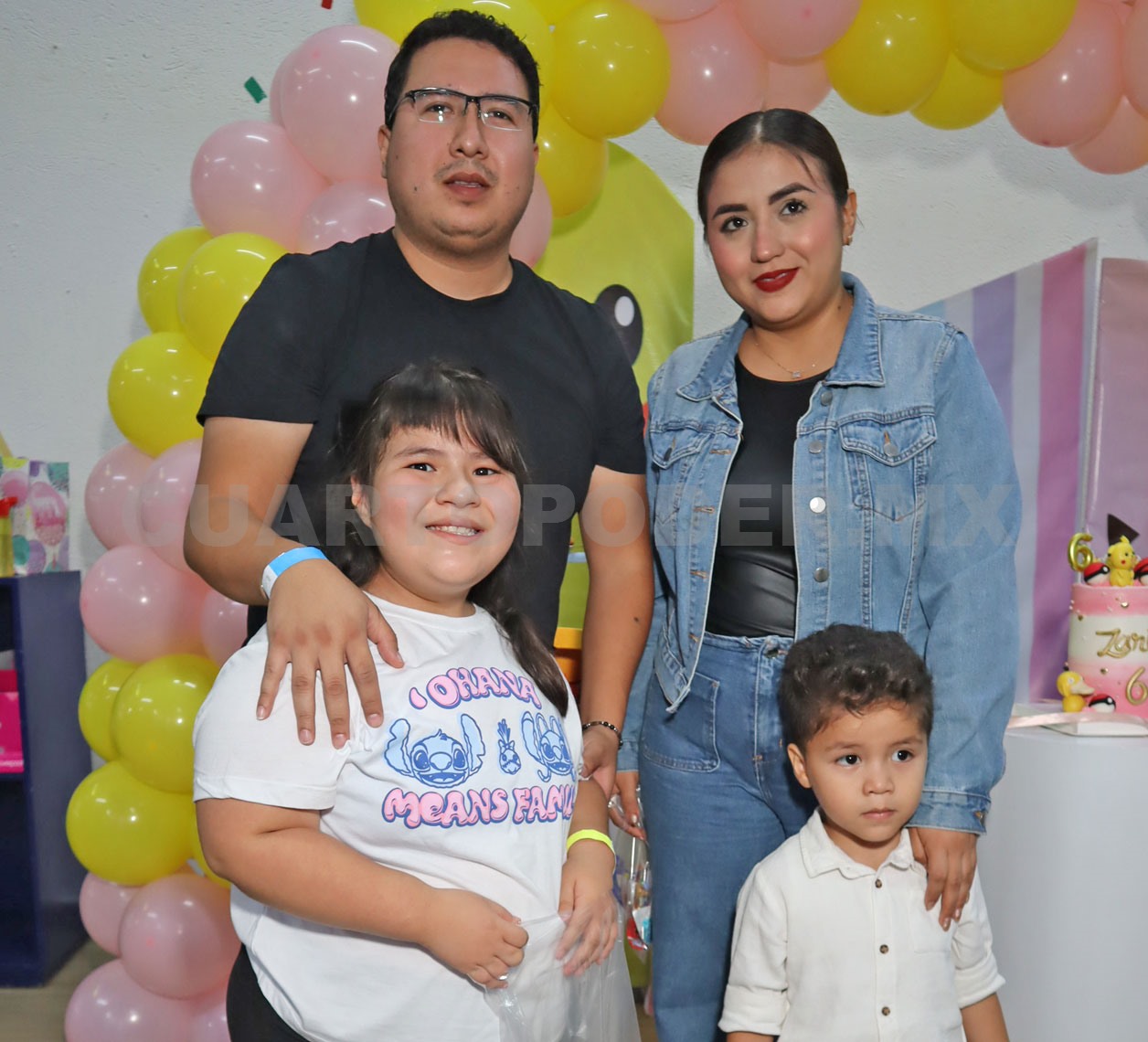 Zara festeja al lado de Pikachu