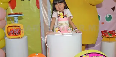 Zara festeja al lado de Pikachu Zara festeja al lado de Pikachu