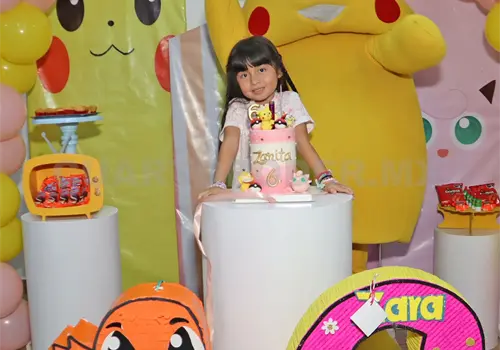 Zara festeja al lado de Pikachu Zara festeja al lado de Pikachu