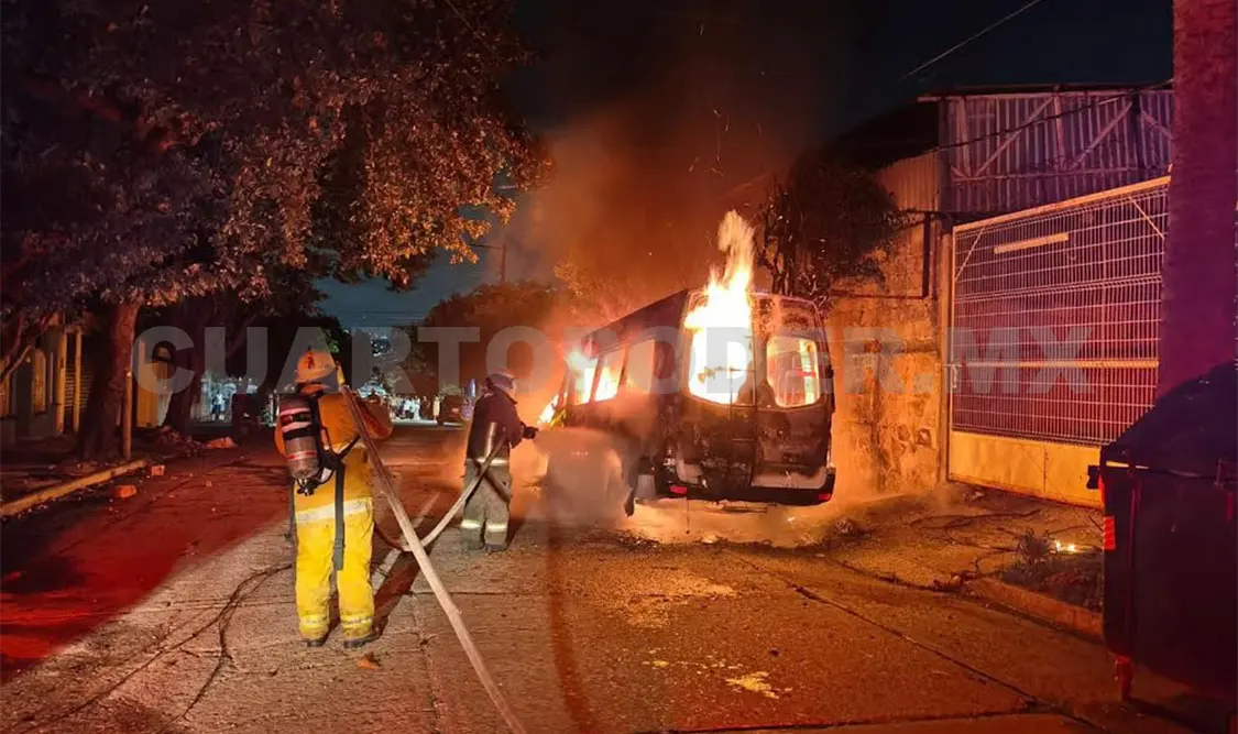 Dos vehículos acabaron convertidos en chatarra por la conflagración. Ulises Villalobos / CP