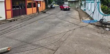 Camión tira postes y cableado de telefonía Camión tira postes y cableado de telefonía