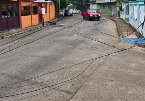 Camión tira postes y cableado de telefonía Camión tira postes y cableado de telefonía