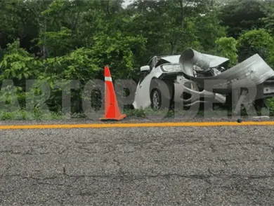 Mujer se sale del camino y se estampa en contenci&oacute;n