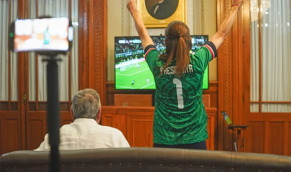 Claudia felicita a la selección