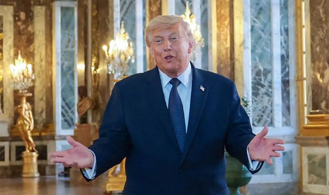 El presidente Donald Trump gesticula a su llegada al Palacio de Versalles, en el marco de la Cumbre del G7 celebrada en Francia. Cortesía