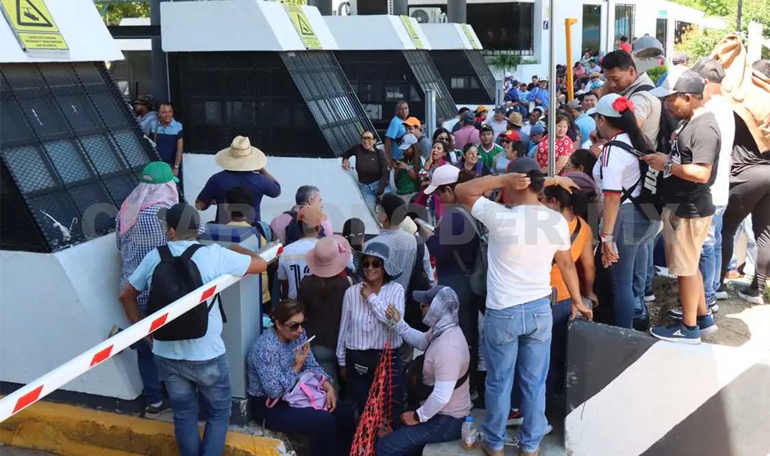 Los docentes dijeron en conferencia en la caseta que analizarán la ruta de la huelga. Diego Pérez / CP