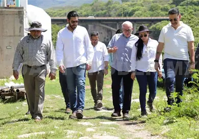 Supervisan operación de planta de agua Supervisan operación de planta de agua