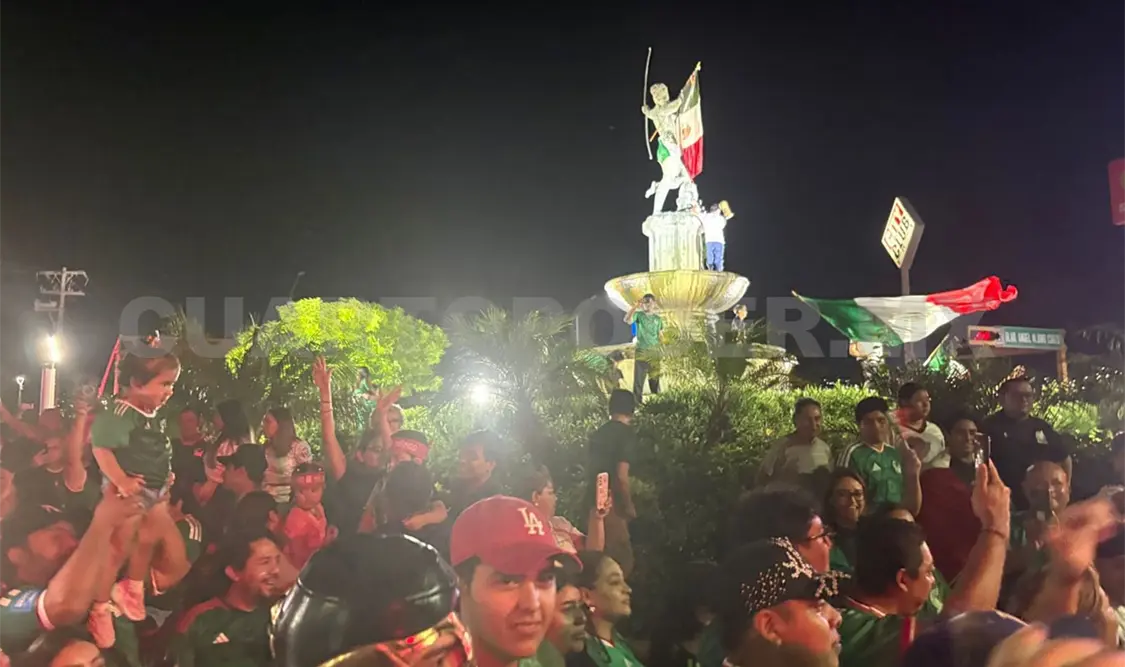 Las caravanas de vehículos recorrieron las principales avenidas de Tuxtla Gutiérrez con banderas mexicanas, cláxones y música, sumándose a la euforia generada por la victoria del conjunto azteca. CP