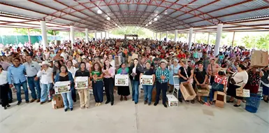 Valeria Rosales entrega aves de traspatio