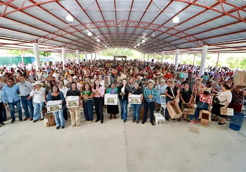 Valeria Rosales entrega aves de traspatio