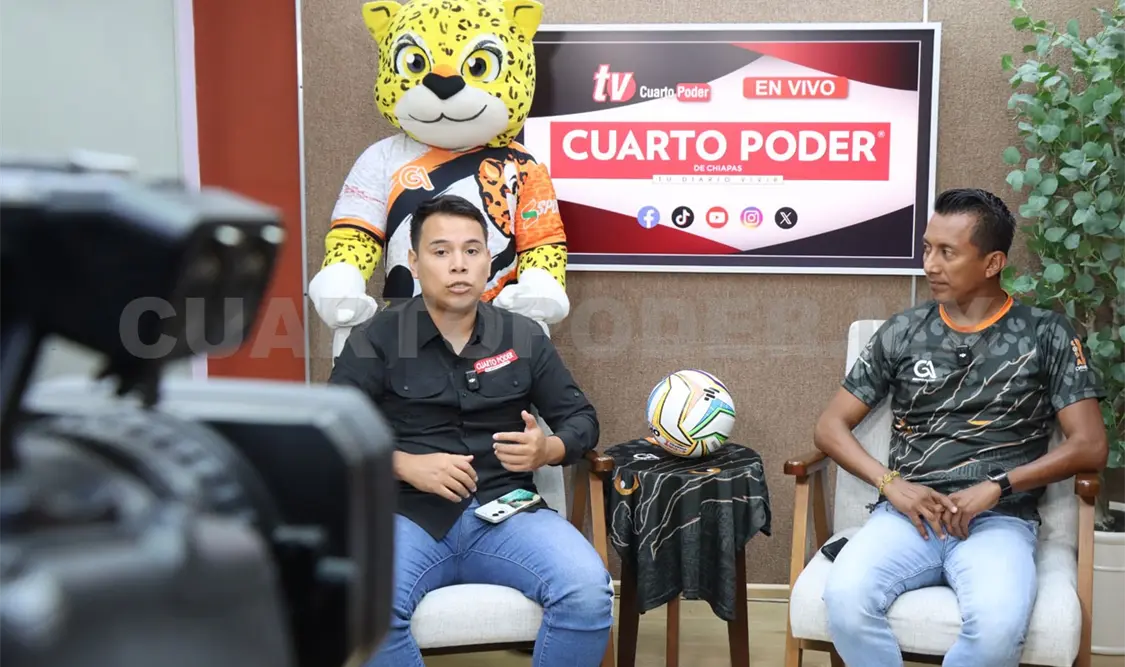 Carlos Juárez presentó la playera oficial de la Copa Chiapas 2026 en su visita a los estudios de TVO, donde compartió los avances. Diego Pérez/CP