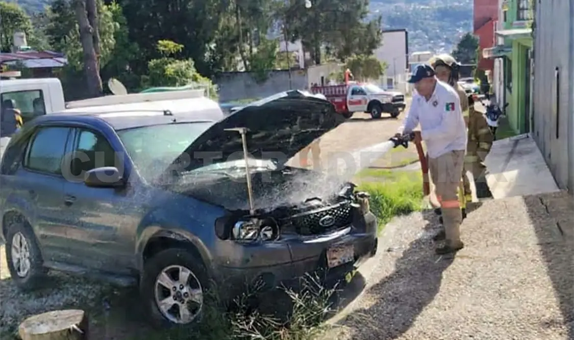 Elementos de Protección Civil Municipal atendieron el reporte por el humo que provenía del área del motor en una camioneta estacionada. CP