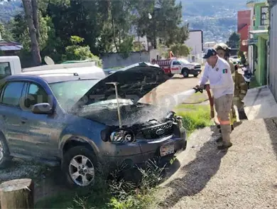 Controlan incendio en camioneta estacionada Controlan incendio en camioneta estacionada
