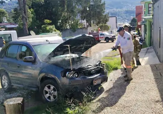 Controlan incendio en camioneta estacionada Controlan incendio en camioneta estacionada