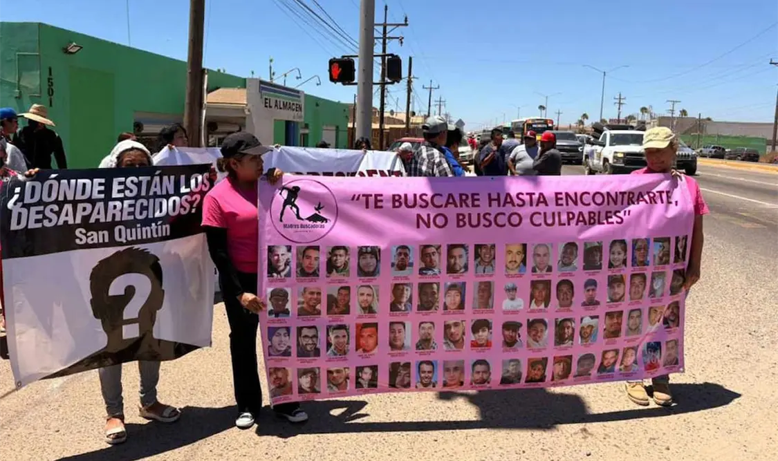 Madres buscadoras piden apoyo a la presidenta de México, Claudia Sheinbaum, durante su visita a Baja California. Cortesía