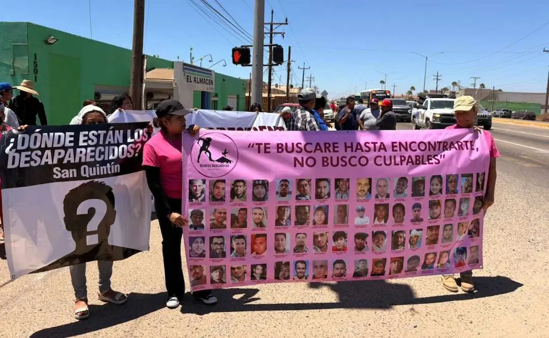 Madres buscadoras piden apoyo a la presidenta de México, Claudia Sheinbaum, durante su visita a Baja California. Cortesía