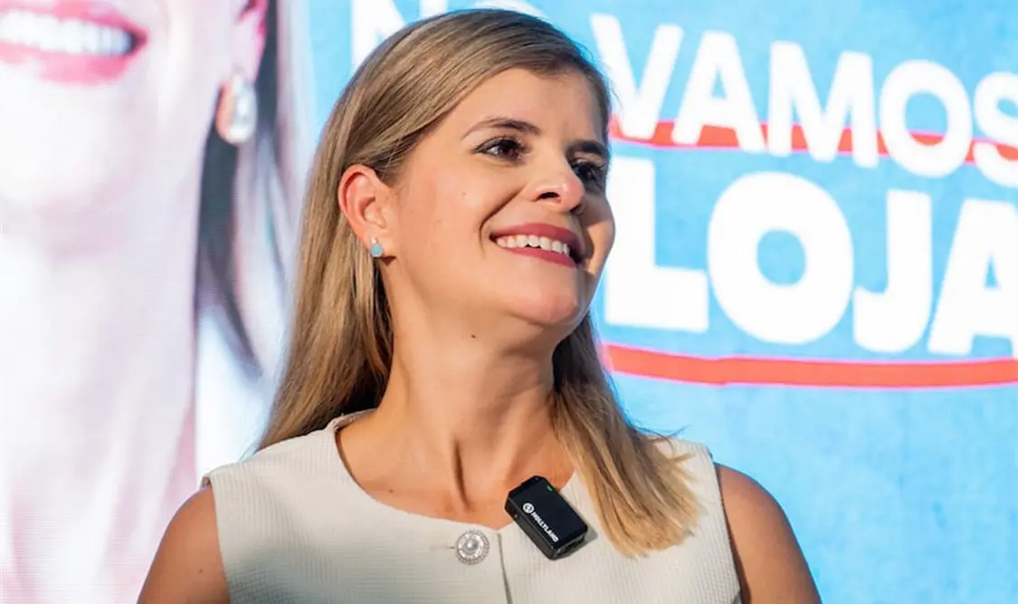 Presidenta de Costa Rica es evacuada tras una explosión
