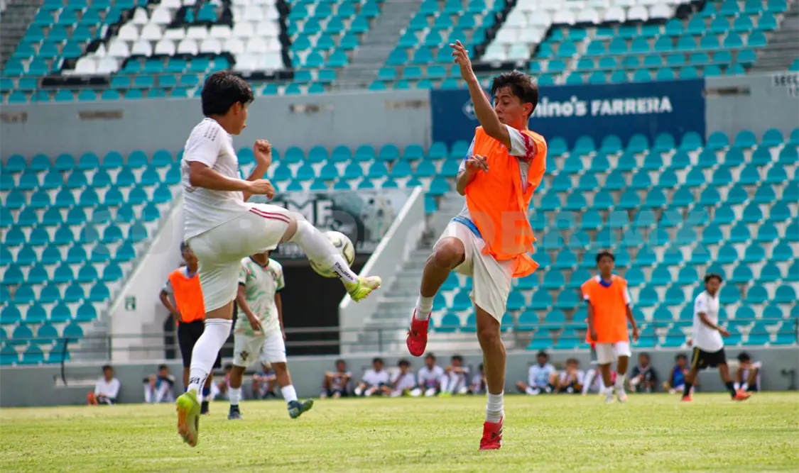 Cientos de jóvenes acudieron al estadio Olímpico de Tapachula para participar en las visorías de Liga TDP. Cortesía