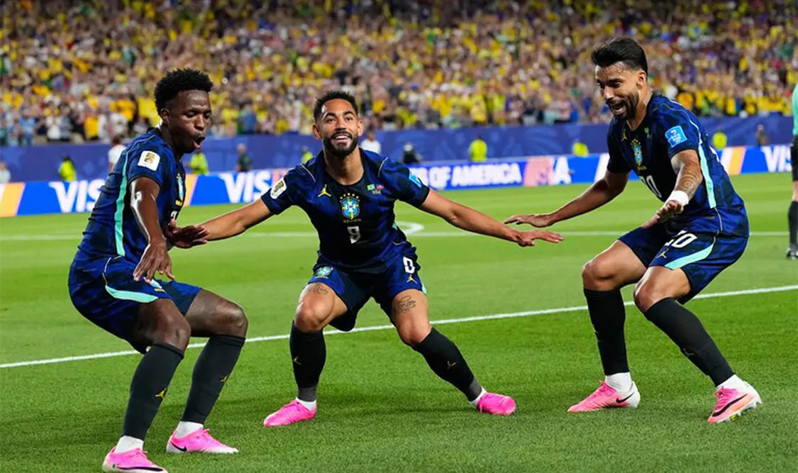 Matheus Cunha (9) celebra tras anotar el segundo gol de Brasil junto a sus compañeros Vinícius Júnior (7) y Lucas Paquetá (20). Cortesía