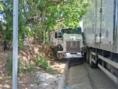 Le fallan los frenos a tráiler cementero Le fallan los frenos a tráiler cementero