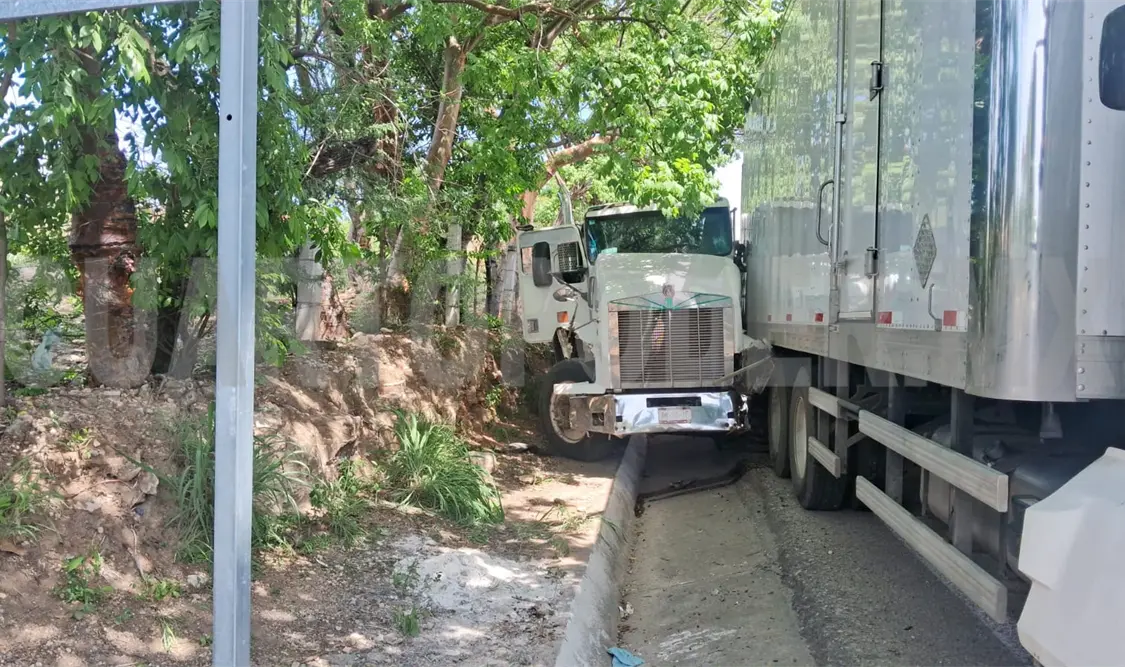 Le fallan los frenos a tráiler cementero