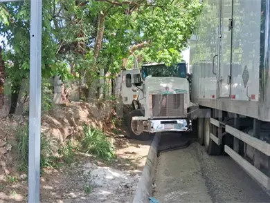 Le fallan los frenos a tr&aacute;iler cementero